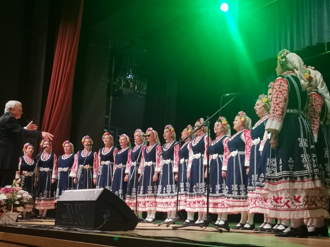 Националният фолклорен ансамбъл „Филип Кутев“ изправи публиката на крака в Гоце Делчев с концерт спектакъла „Ела се вие, превива“