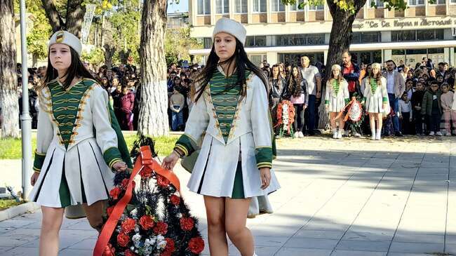 С празничен ритуал и изложба от портрети на значими личности от Българското възраждане в Кубрат отбелязаха Деня на народните будители