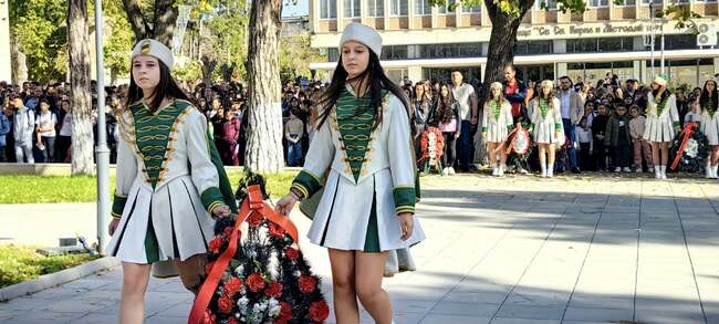 С празничен ритуал и изложба от портрети на значими личности от Българското възраждане в Кубрат отбелязаха Деня на народните будители