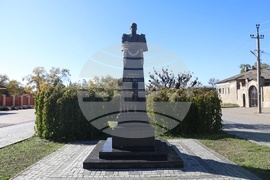 Украйна - Болград - паметник на Иван Инзов - цветя