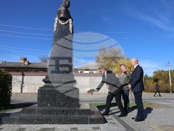 Украйна - Болград - паметник на Иван Инзов - цветя