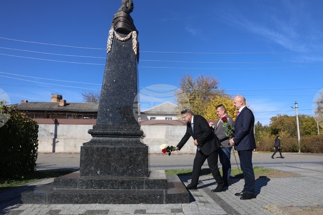 Украйна - Болград - паметник на Иван Инзов - цветя