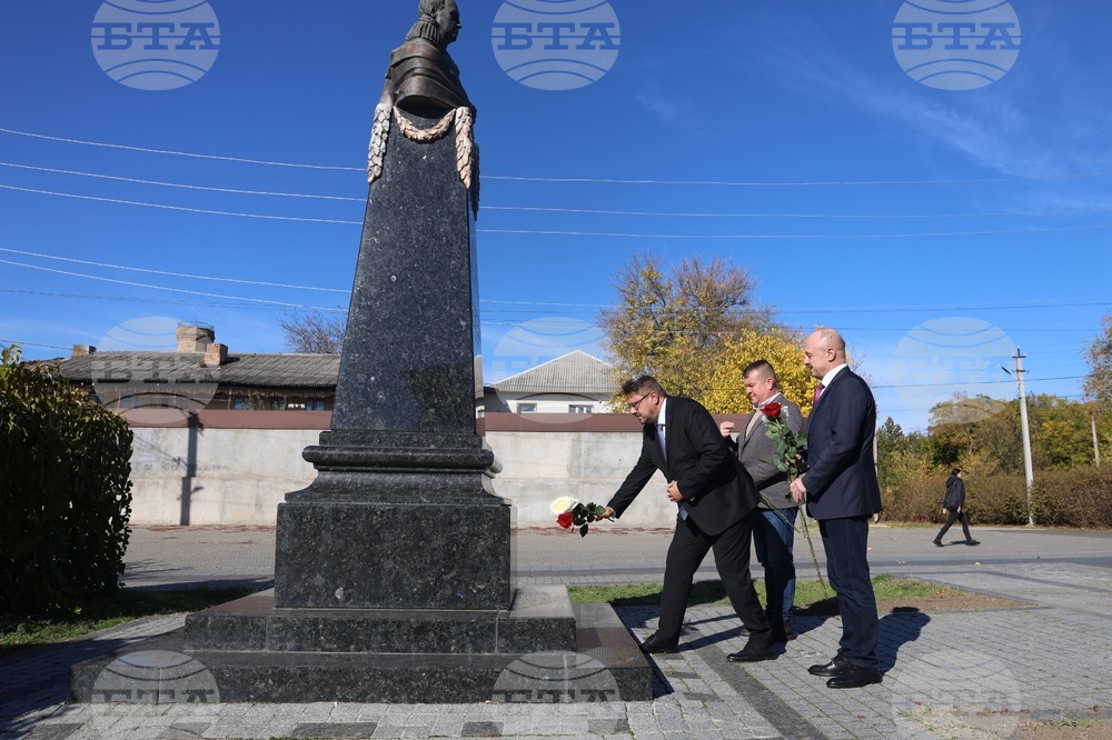 Украйна - Болград - паметник на Иван Инзов - цветя