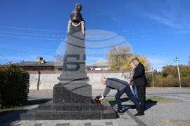 Украйна - Болград - паметник на Иван Инзов - цветя