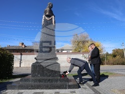 Украйна - Болград - паметник на Иван Инзов - цветя