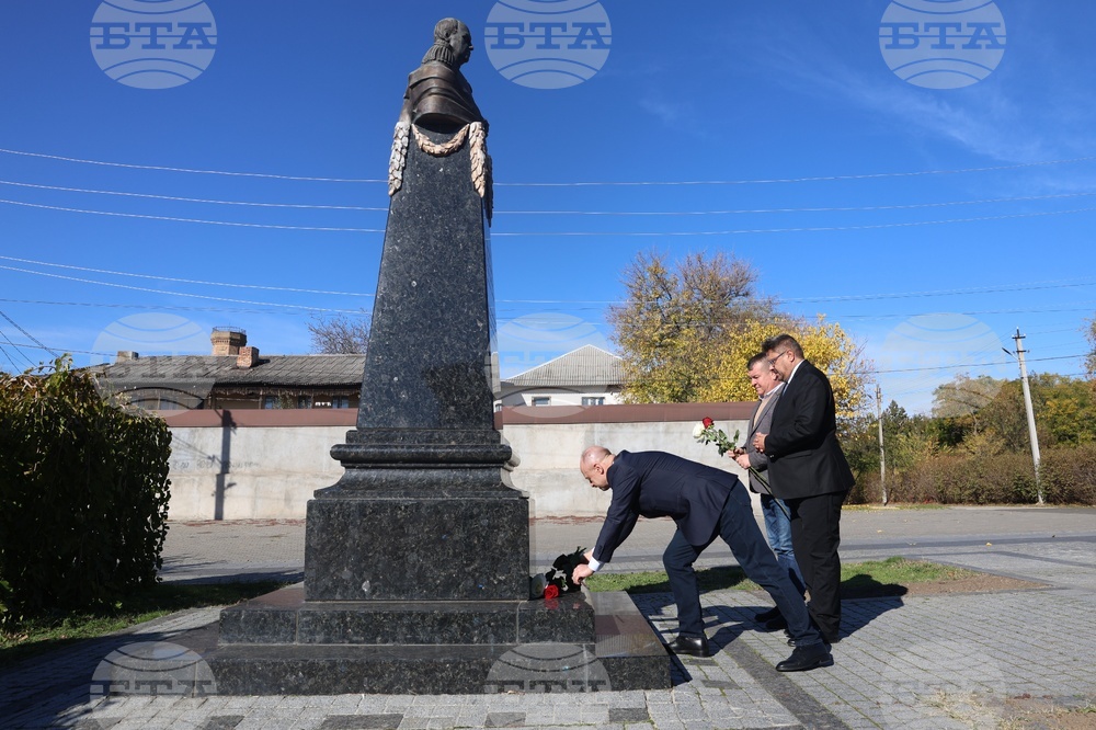 Украйна - Болград - паметник на Иван Инзов - цветя