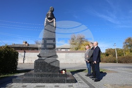 Украйна - Болград - паметник на Иван Инзов - цветя
