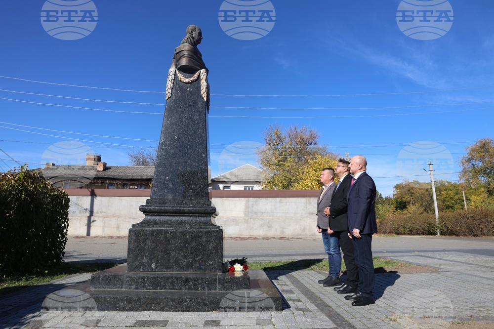 Украйна - Болград - паметник на Иван Инзов - цветя