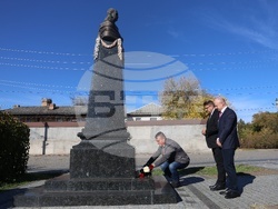 Украйна - Болград - паметник на Иван Инзов - цветя