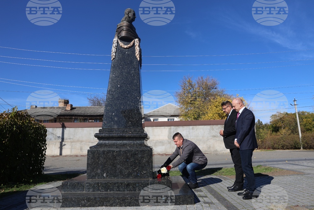 Украйна - Болград - паметник на Иван Инзов - цветя