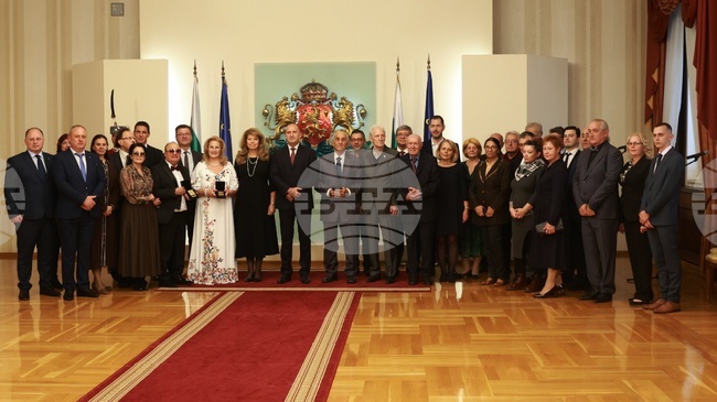 В навечерието на Деня на народните будители Румен Радев удостои с Почетния знак на президента на дейци на културата 