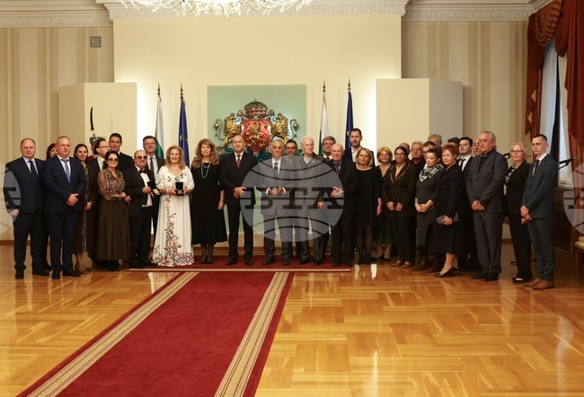 В навечерието на Деня на народните будители Румен Радев удостои с Почетния знак на президента на дейци на културата 