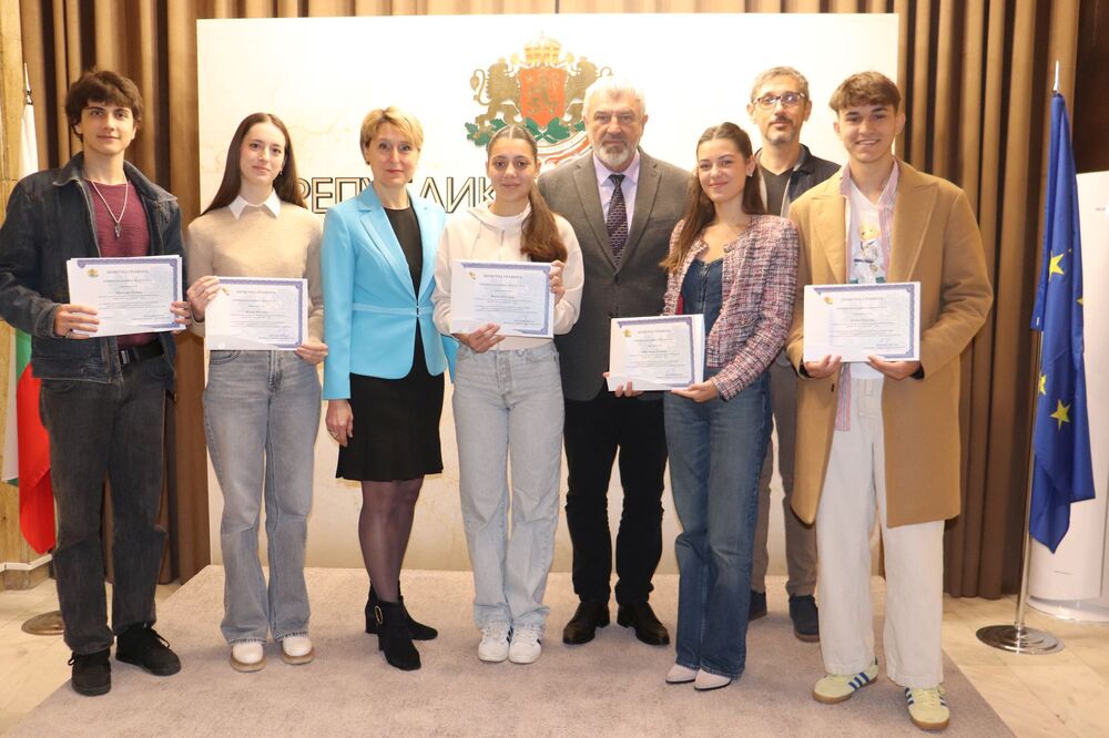 ОА Русе: Възпитаници на Националното училище по изкуствата в Русе посетиха Областната управа