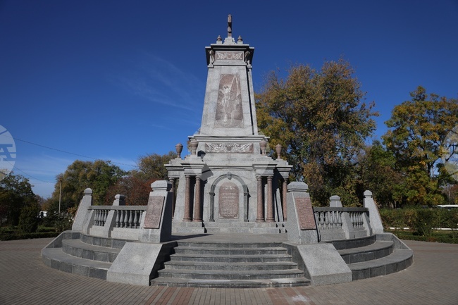 Украйна - Болград - паметник на българските опълченци - цветя