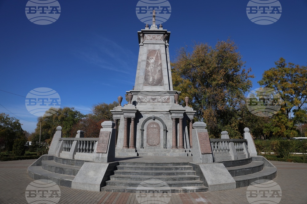 Украйна - Болград - паметник на българските опълченци - цветя