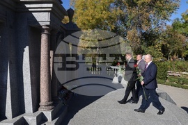 Украйна - Болград - паметник на българските опълченци - цветя