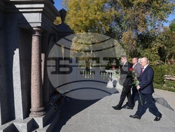 Украйна - Болград - паметник на българските опълченци - цветя