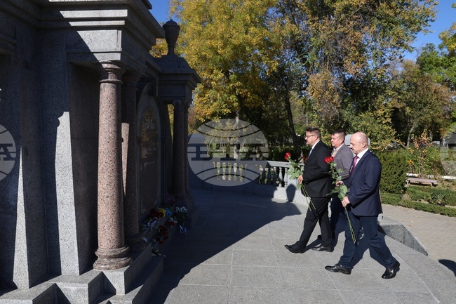 Българска делегация поднесе цветя на паметници в Болград и Бановка, Украйна