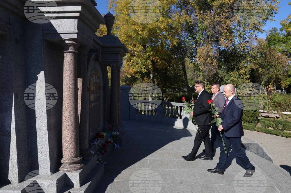 Украйна - Болград - паметник на българските опълченци - цветя
