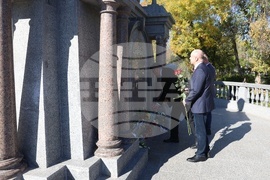 Украйна - Болград - паметник на българските опълченци - цветя