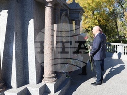 Украйна - Болград - паметник на българските опълченци - цветя