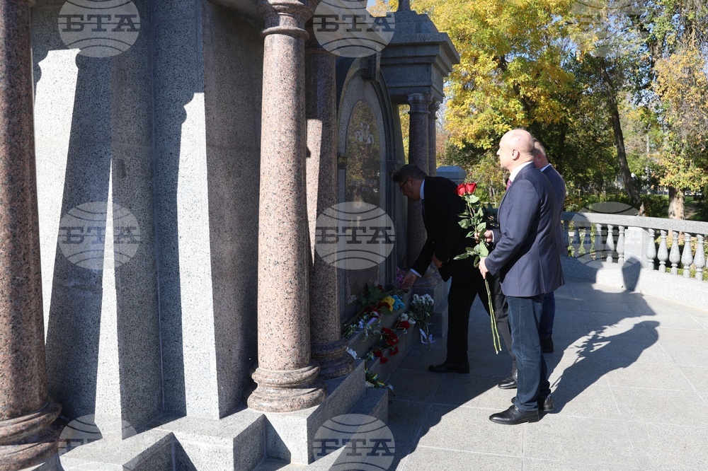 Украйна - Болград - паметник на българските опълченци - цветя