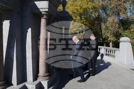 Украйна - Болград - паметник на българските опълченци - цветя