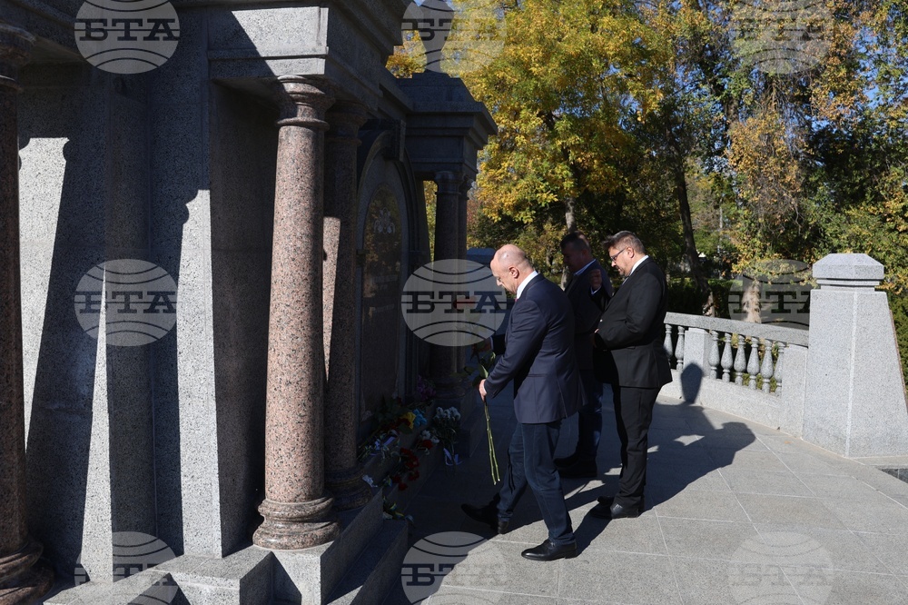 Украйна - Болград - паметник на българските опълченци - цветя