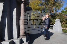 Украйна - Болград - паметник на българските опълченци - цветя