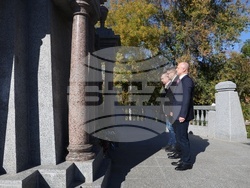 Украйна - Болград - паметник на българските опълченци - цветя