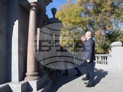 Украйна - Болград - паметник на българските опълченци - цветя