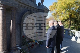 Украйна - Болград - паметник на българските опълченци - цветя