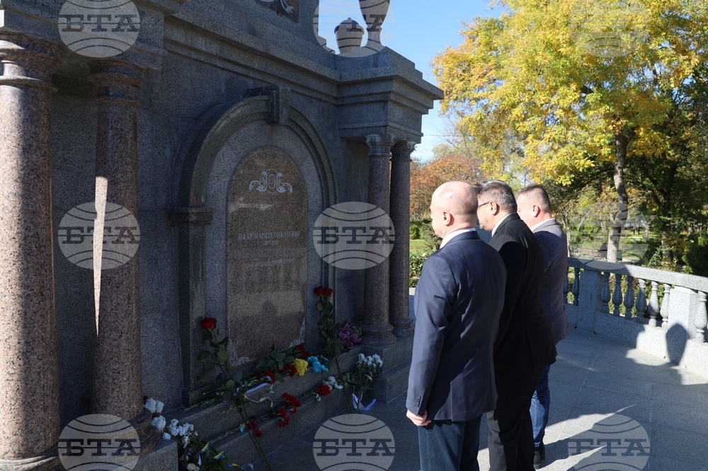 Украйна - Болград - паметник на българските опълченци - цветя