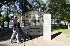 Украйна - Болград - паметник на Георги Стойков Раковски - цветя