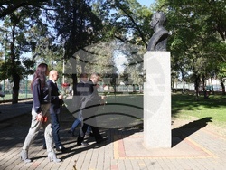 Украйна - Болград - паметник на Георги Стойков Раковски - цветя