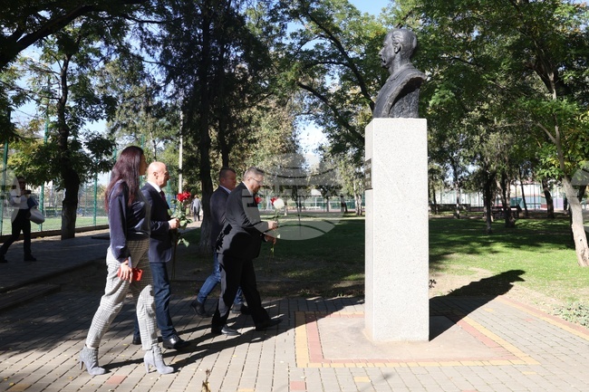 Украйна - Болград - паметник на Георги Стойков Раковски - цветя