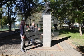 Украйна - Болград - паметник на Георги Стойков Раковски - цветя