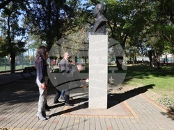 Украйна - Болград - паметник на Георги Стойков Раковски - цветя