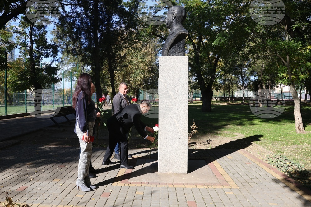 Украйна - Болград - паметник на Георги Стойков Раковски - цветя