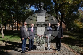 Украйна - Болград - паметник на Георги Стойков Раковски - цветя