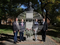 Украйна - Болград - паметник на Георги Стойков Раковски - цветя