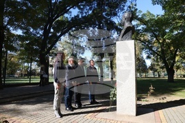 Украйна - Болград - паметник на Георги Стойков Раковски - цветя