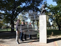 Украйна - Болград - паметник на Георги Стойков Раковски - цветя