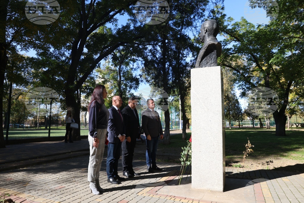 Украйна - Болград - паметник на Георги Стойков Раковски - цветя