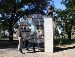 Украйна - Болград - паметник на Георги Стойков Раковски - цветя