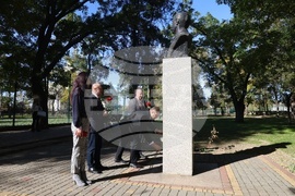 Украйна - Болград - паметник на Георги Стойков Раковски - цветя