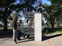 Украйна - Болград - паметник на Георги Стойков Раковски - цветя