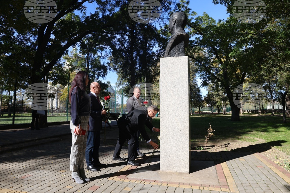 Украйна - Болград - паметник на Георги Стойков Раковски - цветя