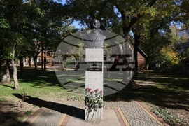 Украйна - Болград - паметник на Георги Стойков Раковски - цветя