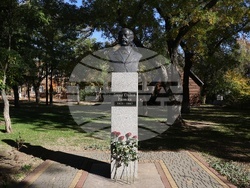 Украйна - Болград - паметник на Георги Стойков Раковски - цветя